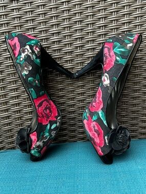Sam & Libby Black Floral Peep-Toe Platform Heels with Pink Red Roses Size 6 1/2